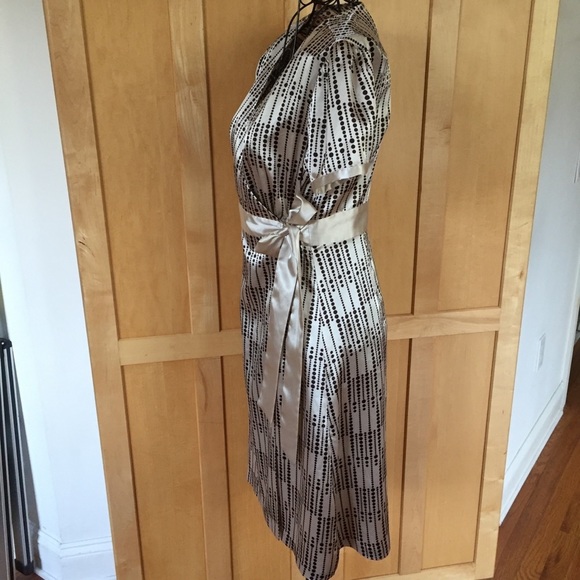 Guess Jeans short sleeve faux wrap Petite Small Dress cream & black color - Picture 4 of 8